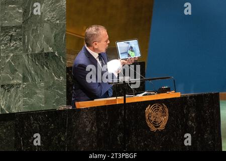 New York, USA. Oktober 2023. Gilad Erdan, Botschafter und Ständiger Vertreter Israels bei den Vereinten Nationen, spricht während eines vom Hamas-Terroristen geschossenen Videos über die Enthauptung thailändischer Arbeiter während des Angriffs auf Israel während der 10. Sondersitzung im UN-Hauptquartier in New York am 26. Oktober 2023. Quelle: SIPA USA/Alamy Live News Stockfoto