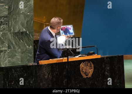 New York, USA. Oktober 2023. Gilad Erdan, Botschafter und Ständiger Vertreter Israels bei den Vereinten Nationen, spricht während eines vom Hamas-Terroristen geschossenen Videos über die Enthauptung thailändischer Arbeiter während des Angriffs auf Israel während der 39. Plenarsitzung der Generalversammlung (10. Notfall-Sondersitzung) im Hauptquartier der Vereinten Nationen in New York am 26. Oktober 2023. (Foto: Lev Radin/SIPA USA) Credit: SIPA USA/Alamy Live News Stockfoto