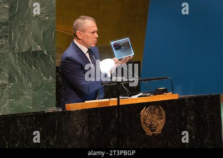 New York, USA. Oktober 2023. Gilad Erdan, Botschafter und Ständiger Vertreter Israels bei den Vereinten Nationen, spricht während eines vom Hamas-Terroristen geschossenen Videos über die Enthauptung thailändischer Arbeiter während des Angriffs auf Israel während der 39. Plenarsitzung der Generalversammlung (10. Notfall-Sondersitzung) im Hauptquartier der Vereinten Nationen in New York am 26. Oktober 2023. (Foto: Lev Radin/SIPA USA) Credit: SIPA USA/Alamy Live News Stockfoto