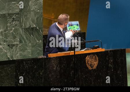 New York, USA. Oktober 2023. Gilad Erdan, Botschafter und Ständiger Vertreter Israels bei den Vereinten Nationen, spricht während eines vom Hamas-Terroristen geschossenen Videos über die Enthauptung thailändischer Arbeiter während des Angriffs auf Israel während der 39. Plenarsitzung der Generalversammlung (10. Notfall-Sondersitzung) im Hauptquartier der Vereinten Nationen in New York am 26. Oktober 2023. (Foto: Lev Radin/SIPA USA) Credit: SIPA USA/Alamy Live News Stockfoto