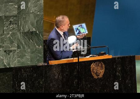 New York, USA. Oktober 2023. Gilad Erdan, Botschafter und Ständiger Vertreter Israels bei den Vereinten Nationen, spricht während eines vom Hamas-Terroristen geschossenen Videos über die Enthauptung thailändischer Arbeiter während des Angriffs auf Israel während der 39. Plenarsitzung der Generalversammlung (10. Notfall-Sondersitzung) im Hauptquartier der Vereinten Nationen in New York am 26. Oktober 2023. (Foto: Lev Radin/SIPA USA) Credit: SIPA USA/Alamy Live News Stockfoto