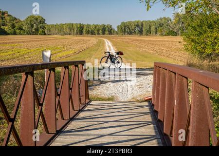 Gravel-Tourenrad auf dem Steamboat Trace Trail, umgebaut von einer alten Eisenbahn, die über Ackerland und Maisfeld in der Nähe von Peru, Nebraska, führt Stockfoto