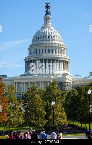 Kuppel des Kapitols mit Menschen und US-Flagge, Oktober 2023 während der Wahl des House Speaker in Washington, DC, USA. Stockfoto