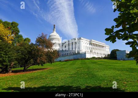 Gebäude und Gelände des Kapitols der Vereinigten Staaten im Herbst, Flügel des Repräsentantenhauses mit Kuppel, Dampfspur, Kondensstreifen, Überdachung, Washington, DC, USA. Stockfoto