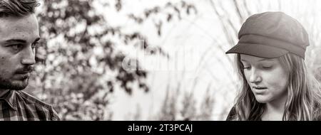 Horizontales Banner oder Kopfzeile mit einem jungen Paar, das eine schwierige Beziehung führt - Konzept von Trennung, Trennung, Missverständnis zwischen der Generation z boyfr Stockfoto