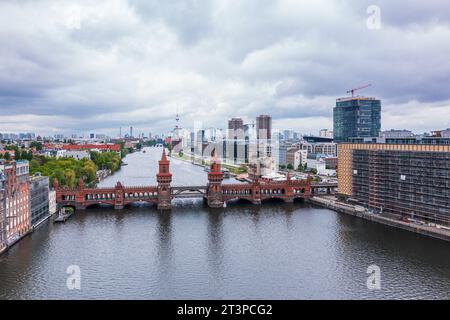 Luftaufnahme der Oberbaumbrücke an einem bewölkten Tag in Berlin Stockfoto