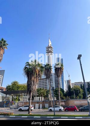 Tel Aviv, Israel - 8. Oktober 2023 - der Marganit Tower ist ein Wolkenkratzer in HaKirya, Tel Aviv, Israel. Das Gebäude wurde 1987 fertiggestellt und hat eine Höhe von 138 m Stockfoto