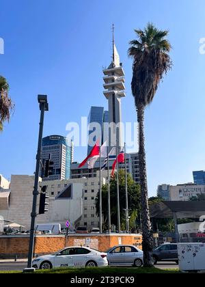 Tel Aviv, Israel - 8. Oktober 2023 - der Marganit Tower ist ein Wolkenkratzer in HaKirya, Tel Aviv, Israel. Das Gebäude wurde 1987 fertiggestellt und hat eine Höhe von 138 m Stockfoto
