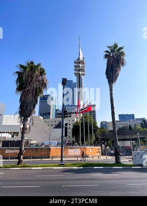 Tel Aviv, Israel - 8. Oktober 2023 - der Marganit Tower ist ein Wolkenkratzer in HaKirya, Tel Aviv, Israel. Das Gebäude wurde 1987 fertiggestellt und hat eine Höhe von 138 m Stockfoto