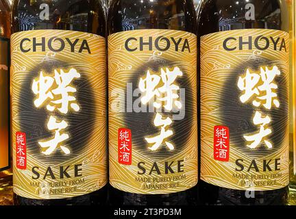 Viersen, Deutschland - 9. Oktober. 2023: Großaufnahme der japanischen Etiketten für Choya-Sake-Flaschen Stockfoto