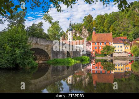 Idyllisches Dorf am Fluss Naab mit einer malerischen Altstadt Stockfoto