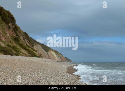 Ein einsamer Kiesstrand in der Nähe von Seaton Devon in England. Stockfoto