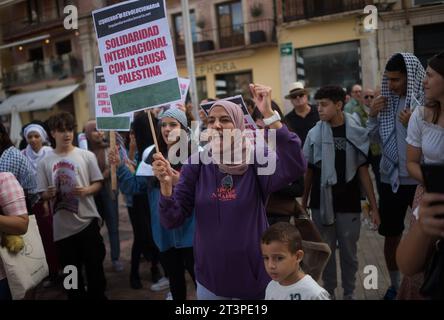 Malaga, Spanien. Oktober 2023. Eine Frau, die an einer Studentendemonstration zur Unterstützung Palästinas und Gazastreifens teilnimmt, sieht man, wie sie Slogans schreien und ein Plakat hochhält. Dutzende von Studenten, die von der studentengewerkschaft aufgerufen wurden, nehmen an einem Protest Teil, der das Ende des Massakers in Gaza fordert und in Solidarität mit dem palästinensischen Volk inmitten des Krieges zwischen Israel und der Hamas fordert. (Foto von Jesus Merida/SOPA Images/SIPA USA) Credit: SIPA USA/Alamy Live News Stockfoto