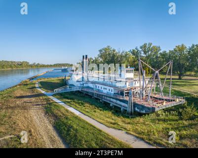 Brownville, NE, USA - 6. Oktober 2023: Historischer Bagger, Captain Meriwether Lewis, in einem Trockendock am Ufer des Missouri River, aus der Vogelperspektive. Stockfoto