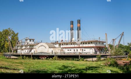 Brownville, NE, USA - 6. Oktober 2023: Historischer Bagger, Captain Meriwether Lewis, in einem Trockendock am Ufer des Missouri River. Stockfoto