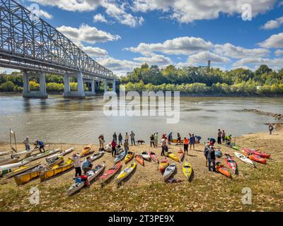 Jefferson City, MO, USA - 7. Oktober 2023: Paddler mit Kajaks und Kanus am Strand des Missouri River am Wilson Serenity Point (N Stockfoto