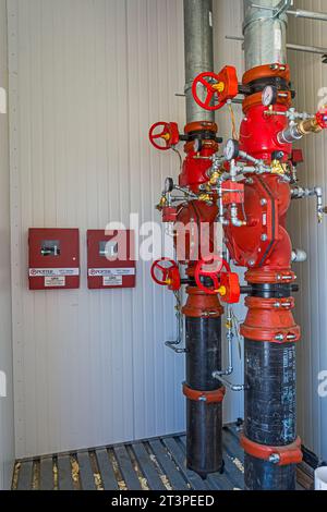 Brandschutzrohrleitungen und Armaturen in einem industriellen Kühllager (Kühllager) Stockfoto