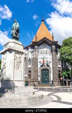 Estátua João Goncalves Zarco (Statue) und Banco de Portugal (Bank von Portugal), Avenue Arriaga, Funchal, Madeira, Portugal Stockfoto
