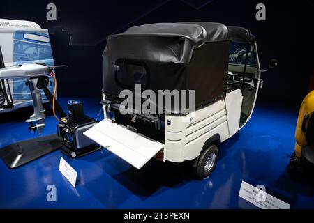 Tokio, Japan. Oktober 2023. Die Honda-Ausstellung zeigt eine elektrische Dreirad-Auto-Rikscha „Tuk-Tuk“ auf der Japan Mobility Show im Tokyo International Exhibition Center (auch bekannt als TOKYO BIG SIGHT). Die Japan Mobility Show, ehemals Tokyo Motor Show, ist eine Branchenmesse, die die neuesten Innovationen im Bereich Verkehr, Betonung nachhaltiger Mobilitätslösungen, Elektrofahrzeuge und Spitzentechnologien, die zur Entwicklung des japanischen Verkehrs beitragen. (Kreditbild: © Taidgh Barron/ZUMA Press Wire) NUR REDAKTIONELLE VERWENDUNG! Nicht für kommerzielle ZWECKE! Stockfoto