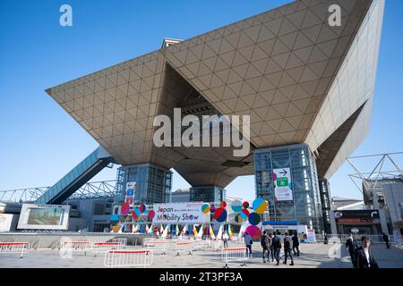 Tokio, Japan. Oktober 2023. Das Tokyo International Exhibition Center (auch bekannt als TOKYO BIG SIGHT). Die Japan Mobility Show, früher Tokyo Motor Show, ist eine Branchenmesse, die die neuesten Innovationen im Bereich des Verkehrs präsentiert. Dabei werden nachhaltige Mobilitätslösungen, Elektrofahrzeuge und Spitzentechnologien hervorgehoben, die zur Entwicklung des japanischen Verkehrs beitragen. (Kreditbild: © Taidgh Barron/ZUMA Press Wire) NUR REDAKTIONELLE VERWENDUNG! Nicht für kommerzielle ZWECKE! Stockfoto