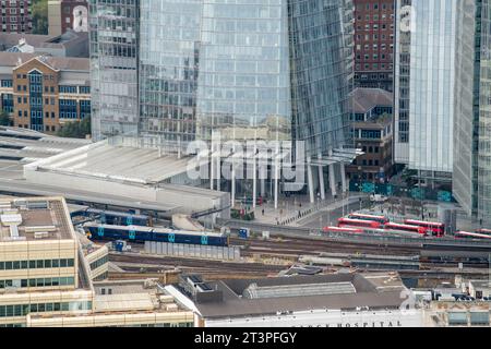 Blick in Richtung London Bridge Station und The Shard vom Sky Garden in London England Großbritannien Stockfoto