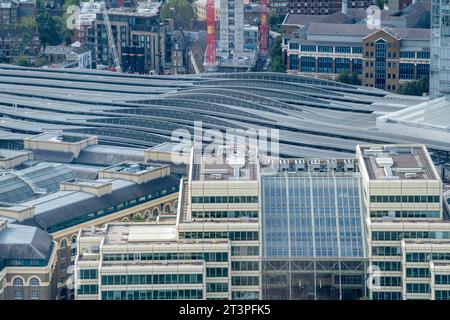 Blick in Richtung London Bridge Station und The Shard vom Sky Garden in London England Großbritannien Stockfoto