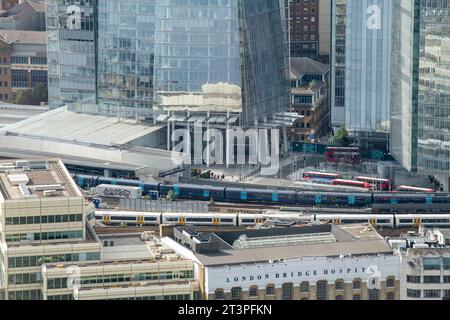 Blick in Richtung London Bridge Station und The Shard vom Sky Garden in London England Großbritannien Stockfoto