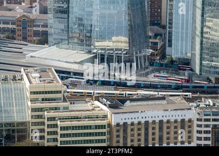 Blick in Richtung London Bridge Station und The Shard vom Sky Garden in London England Großbritannien Stockfoto