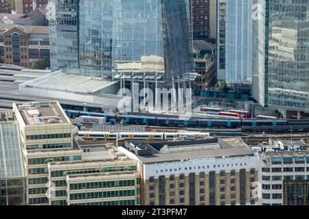 Blick in Richtung London Bridge Station und The Shard vom Sky Garden in London England Großbritannien Stockfoto