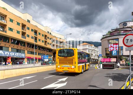 Lokaler Bus, Rua Brigadeiro Oudinot, Funchal, Madeira, Portugal Stockfoto