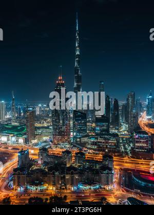 Futuristische Skyline von Dubai einschließlich des berühmten Burj Khalifa-Gebäudes, beleuchtet bei Nacht in Dubai, Vereinigte Arabische Emirate (VAE). Stockfoto