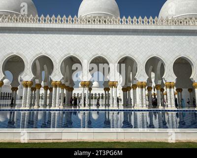 Vereinigte Arabische Emirate, Abu Dhabi, 24.10.2023. Die Scheich-Zayed-Moschee hat eine Gesamtfläche von 22.412 Quadratmetern und bietet Platz für bis zu 40.000 Besucher. Damit ist sie die größte Moschee in den Vereinigten Arabischen Emiraten und die zwanzigste größte der Welt. Foto von Fred MARIE / Collectif DR. Vereinigte Arabische Emirate, Abu Dhabi, 24.10.2023. Grande Mosquée Sheikh Zayed don t la superficie totale EST de 22 412 metres carres et sa capite à accueillir jusqu à 40 000 visiteurs, ce qui en fait la plus grande mosquee des Emirats arabes unis et la vingtieme au rang mondial. Fotografie DE FR Stockfoto