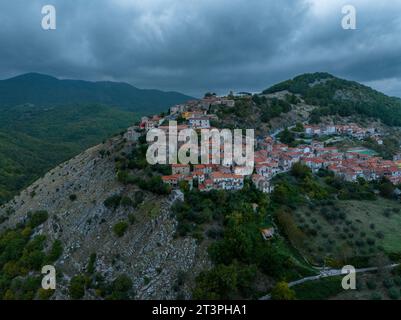 Blick aus der Vogelperspektive auf Longano, eine mittelalterliche Stadt in der Region Molise, Italien. Stockfoto