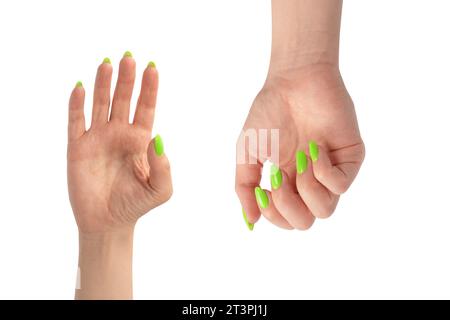 Die Hand einer Frau mit grünen Nolen hält ein winziges oder dünnes Objekt, isoliert auf weißem Hintergrund. Stockfoto