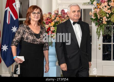 Der US-Senator Jack Reed Democrat von Rhode Island, Vorsitzender des US-Senatsausschusses für Armed Services und Helen Reed kommen am Mittwoch, den 25. Oktober 2023, zum Staatsessen zu Ehren des australischen Premierministers Anthony Albanese und Jodie Haydon im Buchhändler-Bereich des Weißen Hauses in Washington, DC, ein. Copyright: XRonxSachsx/xCNPx/MediaPunchx Credit: Imago/Alamy Live News Stockfoto