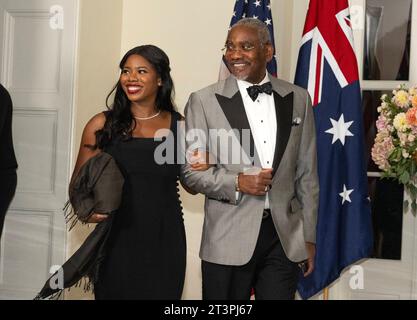 Der Abgeordnete Gregory Meeks Demokrat aus New York und Simone Marie Meeks kommen am Mittwoch, den 25. Oktober 2023, zum State Dinner zu Ehren des australischen Premierministers Anthony Albanese und Jodie Haydon im Bereich Booksellers des Weißen Hauses in Washington, DC. Copyright: XRonxSachsx/xCNPx/MediaPunchx Credit: Imago/Alamy Live News Stockfoto