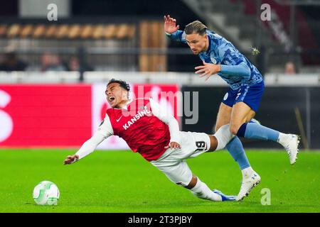 ALKMAAR - (l-r) Myron van Brederode von AZ Alkmaar, Matty Cash von Aston Villa FC während des UEFA Conference League Spiels in Gruppe E zwischen AZ Alkmaar und Aston Villa FC im AFAS-Stadion am 26. Oktober 2023 in Alkmaar, Niederlande. ANP ED VAN DE POL Stockfoto