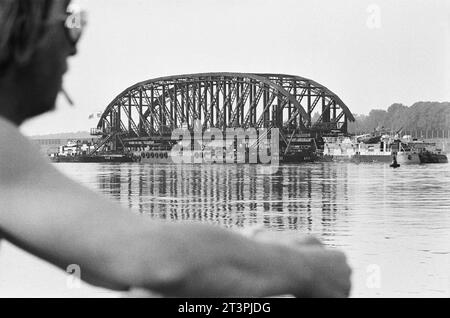 Archivfoto aus dem Juli 1978 von der Dömitzer Eisenbahnbrücke. Die schnelle einen Kilometer lange Elbquerung wurde 1870 - 1873 gebaut, war Teil der West-Ost-Bahnstrecke Lüneburg - Wittenberge und wurde 1945 durch einen Luftangriff teilweise zerstört. Wegen der deutschen Teilung lag sie fortan im Grenzgebiet und wurde nicht instandgesetzt. Wegen Einsturzgefahr wurden drei Brückenteile 1978 abgebaut und mit Pontons abtransportiert, wobei zahlreiche Schaulustige zusahen. *** Archivfoto vom Juli 1978 der Dömitzer Eisenbahnbrücke der knapp einen Kilometer lange Elbübergang wurde 1870 in 1 gebaut Stockfoto