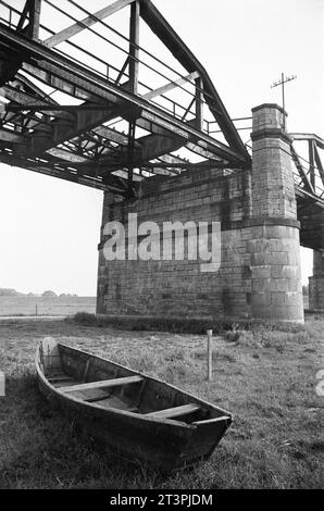 Archivfoto aus dem Juli 1978 von der Dömitzer Eisenbahnbrücke. Die schnelle einen Kilometer lange Elbquerung wurde 1870 - 1873 gebaut, war Teil der West-Ost-Bahnstrecke Lüneburg - Wittenberge und wurde 1945 durch einen Luftangriff teilweise zerstört. Wegen der deutschen Teilung lag sie fortan im Grenzgebiet und wurde nicht instandgesetzt. Wegen Einsturzgefahr wurden drei Brückenteile 1978 abgebaut und mit Pontons abtransportiert, wobei zahlreiche Schaulustige zusahen. *** Archivfoto vom Juli 1978 der Dömitzer Eisenbahnbrücke der knapp einen Kilometer lange Elbübergang wurde 1870 in 1 gebaut Stockfoto