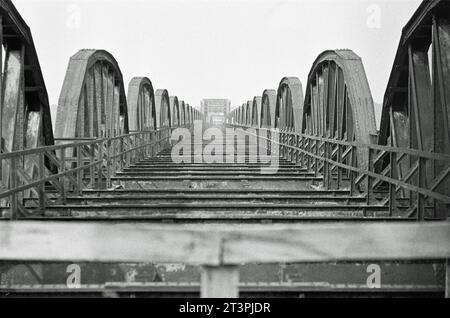 Archivfoto aus dem Juli 1978 von der Dömitzer Eisenbahnbrücke. Die schnelle einen Kilometer lange Elbquerung wurde 1870 - 1873 gebaut, war Teil der West-Ost-Bahnstrecke Lüneburg - Wittenberge und wurde 1945 durch einen Luftangriff teilweise zerstört. Wegen der deutschen Teilung lag sie fortan im Grenzgebiet und wurde nicht instandgesetzt. Wegen Einsturzgefahr wurden drei Brückenteile 1978 abgebaut und mit Pontons abtransportiert, wobei zahlreiche Schaulustige zusahen. *** Archivfoto vom Juli 1978 der Dömitzer Eisenbahnbrücke der knapp einen Kilometer lange Elbübergang wurde 1870 in 1 gebaut Stockfoto