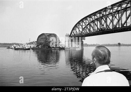 Archivfoto aus dem Juli 1978 von der Dömitzer Eisenbahnbrücke. Die schnelle einen Kilometer lange Elbquerung wurde 1870 - 1873 gebaut, war Teil der West-Ost-Bahnstrecke Lüneburg - Wittenberge und wurde 1945 durch einen Luftangriff teilweise zerstört. Wegen der deutschen Teilung lag sie fortan im Grenzgebiet und wurde nicht instandgesetzt. Wegen Einsturzgefahr wurden drei Brückenteile 1978 abgebaut und mit Pontons abtransportiert, wobei zahlreiche Schaulustige zusahen. *** Archivfoto vom Juli 1978 der Dömitzer Eisenbahnbrücke der knapp einen Kilometer lange Elbübergang wurde 1870 in 1 gebaut Stockfoto