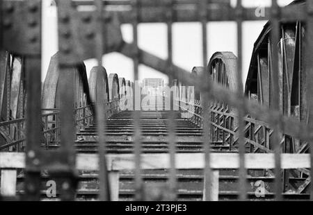 Archivfoto aus dem Juli 1978 von der Dömitzer Eisenbahnbrücke. Die schnelle einen Kilometer lange Elbquerung wurde 1870 - 1873 gebaut, war Teil der West-Ost-Bahnstrecke Lüneburg - Wittenberge und wurde 1945 durch einen Luftangriff teilweise zerstört. Wegen der deutschen Teilung lag sie fortan im Grenzgebiet und wurde nicht instandgesetzt. Wegen Einsturzgefahr wurden drei Brückenteile 1978 abgebaut und mit Pontons abtransportiert, wobei zahlreiche Schaulustige zusahen. *** Archivfoto vom Juli 1978 der Dömitzer Eisenbahnbrücke der knapp einen Kilometer lange Elbübergang wurde 1870 in 1 gebaut Stockfoto