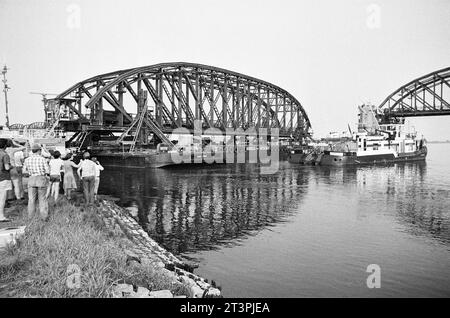 Archivfoto aus dem Juli 1978 von der Dömitzer Eisenbahnbrücke. Die schnelle einen Kilometer lange Elbquerung wurde 1870 - 1873 gebaut, war Teil der West-Ost-Bahnstrecke Lüneburg - Wittenberge und wurde 1945 durch einen Luftangriff teilweise zerstört. Wegen der deutschen Teilung lag sie fortan im Grenzgebiet und wurde nicht instandgesetzt. Wegen Einsturzgefahr wurden drei Brückenteile 1978 abgebaut und mit Pontons abtransportiert, wobei zahlreiche Schaulustige zusahen. *** Archivfoto vom Juli 1978 der Dömitzer Eisenbahnbrücke der knapp einen Kilometer lange Elbübergang wurde 1870 in 1 gebaut Stockfoto