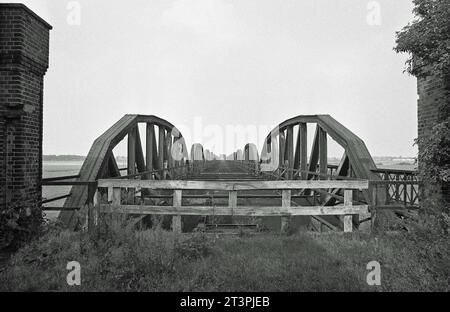 Archivfoto aus dem Juli 1978 von der Dömitzer Eisenbahnbrücke. Die schnelle einen Kilometer lange Elbquerung wurde 1870 - 1873 gebaut, war Teil der West-Ost-Bahnstrecke Lüneburg - Wittenberge und wurde 1945 durch einen Luftangriff teilweise zerstört. Wegen der deutschen Teilung lag sie fortan im Grenzgebiet und wurde nicht instandgesetzt. Wegen Einsturzgefahr wurden drei Brückenteile 1978 abgebaut und mit Pontons abtransportiert, wobei zahlreiche Schaulustige zusahen. *** Archivfoto vom Juli 1978 der Dömitzer Eisenbahnbrücke der knapp einen Kilometer lange Elbübergang wurde 1870 in 1 gebaut Stockfoto