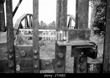 Archivfoto aus dem Juli 1978 von der Dömitzer Eisenbahnbrücke. Die schnelle einen Kilometer lange Elbquerung wurde 1870 - 1873 gebaut, war Teil der West-Ost-Bahnstrecke Lüneburg - Wittenberge und wurde 1945 durch einen Luftangriff teilweise zerstört. Wegen der deutschen Teilung lag sie fortan im Grenzgebiet und wurde nicht instandgesetzt. Wegen Einsturzgefahr wurden drei Brückenteile 1978 abgebaut und mit Pontons abtransportiert, wobei zahlreiche Schaulustige zusahen. *** Archivfoto vom Juli 1978 der Dömitzer Eisenbahnbrücke der knapp einen Kilometer lange Elbübergang wurde 1870 in 1 gebaut Stockfoto