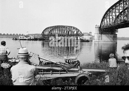 Archivfoto aus dem Juli 1978 von der Dömitzer Eisenbahnbrücke. Die schnelle einen Kilometer lange Elbquerung wurde 1870 - 1873 gebaut, war Teil der West-Ost-Bahnstrecke Lüneburg - Wittenberge und wurde 1945 durch einen Luftangriff teilweise zerstört. Wegen der deutschen Teilung lag sie fortan im Grenzgebiet und wurde nicht instandgesetzt. Wegen Einsturzgefahr wurden drei Brückenteile 1978 abgebaut und mit Pontons abtransportiert, wobei zahlreiche Schaulustige zusahen. *** Archivfoto vom Juli 1978 der Dömitzer Eisenbahnbrücke der knapp einen Kilometer lange Elbübergang wurde 1870 in 1 gebaut Stockfoto