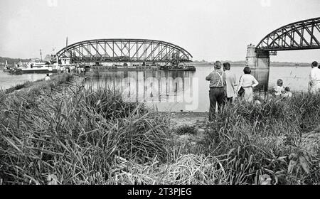 Archivfoto aus dem Juli 1978 von der Dömitzer Eisenbahnbrücke. Die schnelle einen Kilometer lange Elbquerung wurde 1870 - 1873 gebaut, war Teil der West-Ost-Bahnstrecke Lüneburg - Wittenberge und wurde 1945 durch einen Luftangriff teilweise zerstört. Wegen der deutschen Teilung lag sie fortan im Grenzgebiet und wurde nicht instandgesetzt. Wegen Einsturzgefahr wurden drei Brückenteile 1978 abgebaut und mit Pontons abtransportiert, wobei zahlreiche Schaulustige zusahen. *** Archivfoto vom Juli 1978 der Dömitzer Eisenbahnbrücke der knapp einen Kilometer lange Elbübergang wurde 1870 in 1 gebaut Stockfoto