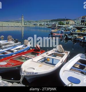 Rethymnon/Kreta: bunte Boote im Fischerhafen (Venezianischer Hafen) mit Leuchtturm* alter Hafen von Rethymno, Kreta mit Leuchtturm Stockfoto