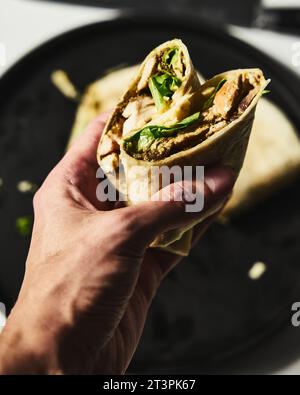 Hühnchen Pesto Wrap mit Cheddar-Käse und Salat Stockfoto