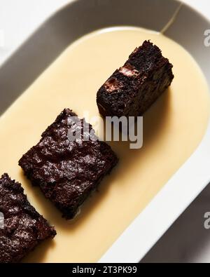 Brownies mit Kondensmilch. Brownies werden aus Kondensmilch, Kakao und Butter hergestellt. Mit Schokoladenchips. Stockfoto